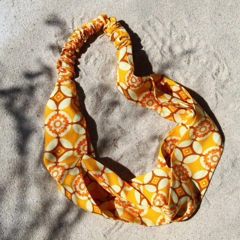 Yellow retro hairband with print.